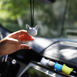 Často se nás ptáte, zda se dá vůně Cosmic dog🐶zavěsit za zpětné zrcátko nebo je určena do ventilace. Můžete si sami...